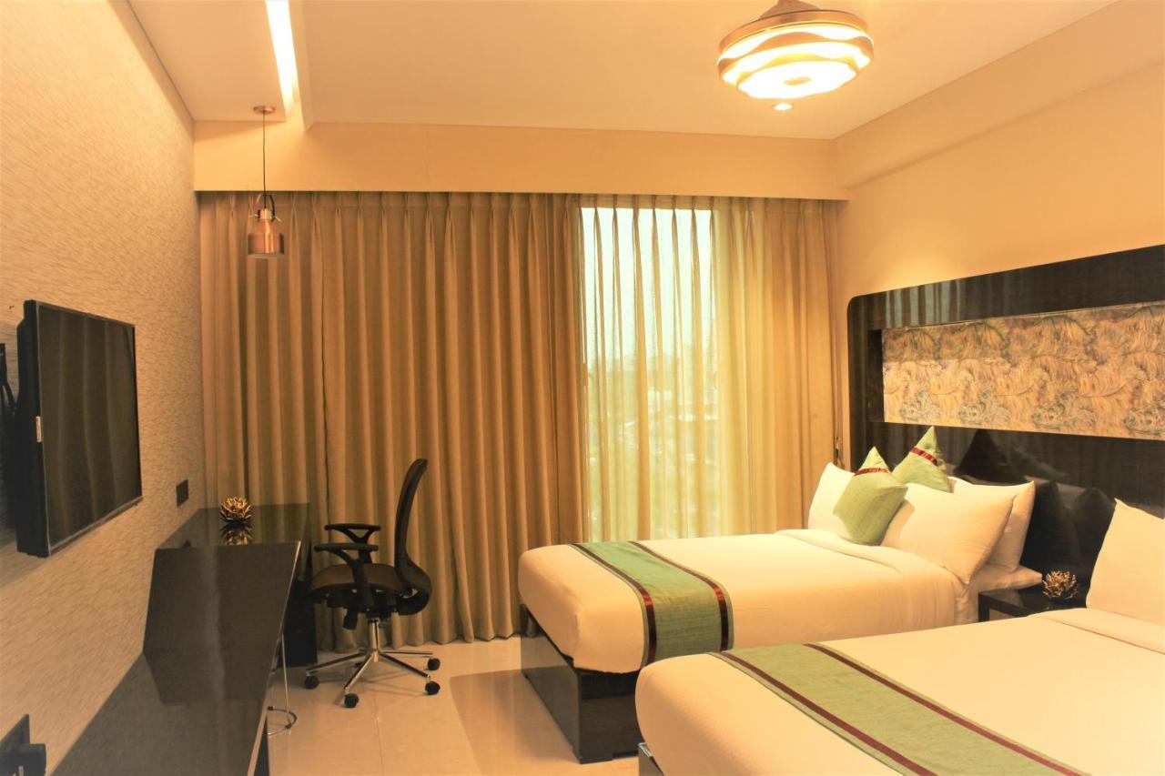 Zip By Spree Hotels Surat Exteriör bild