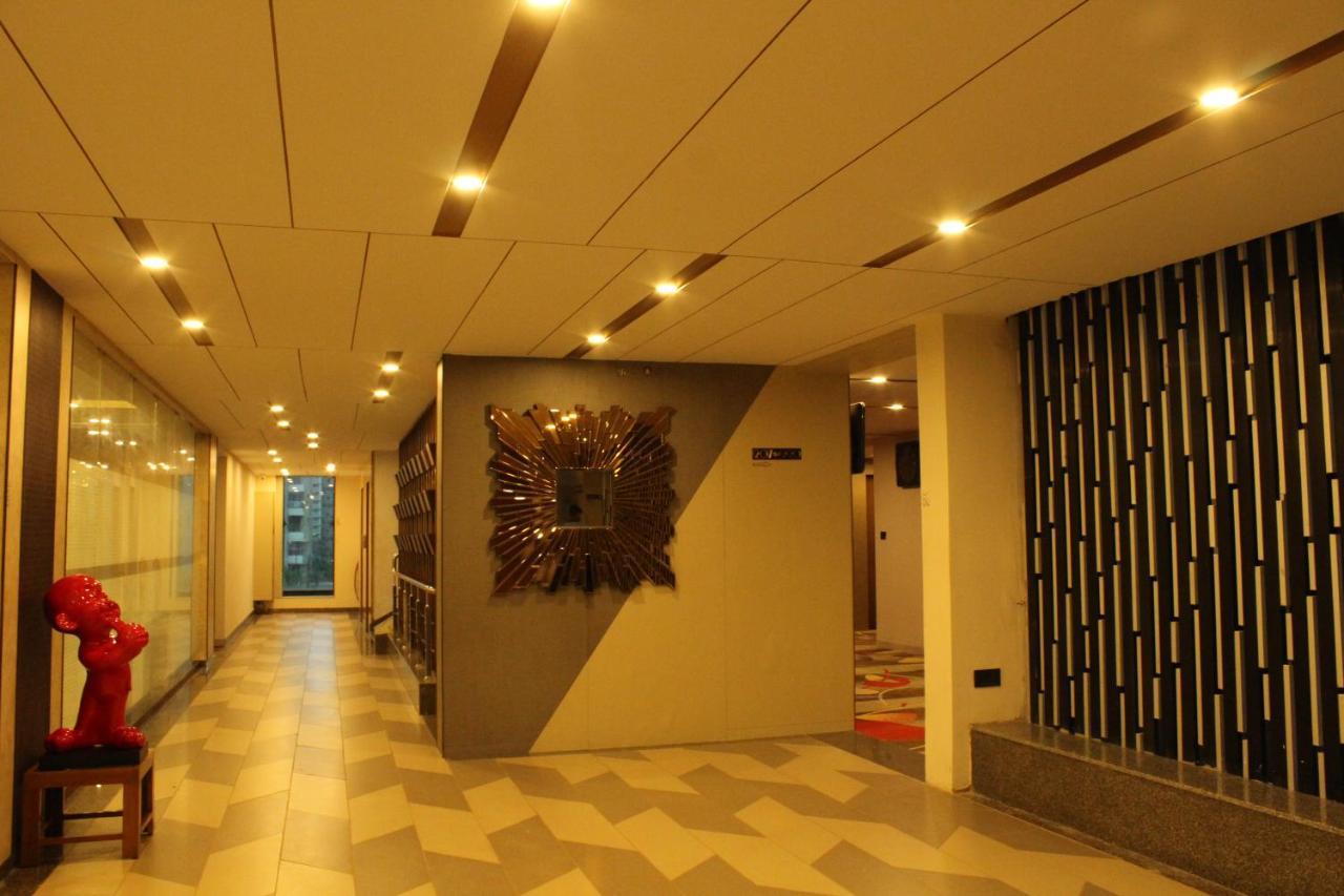 Zip By Spree Hotels Surat Exteriör bild