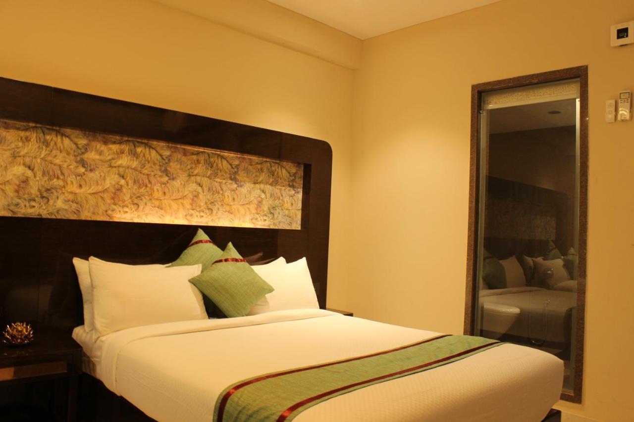Zip By Spree Hotels Surat Exteriör bild