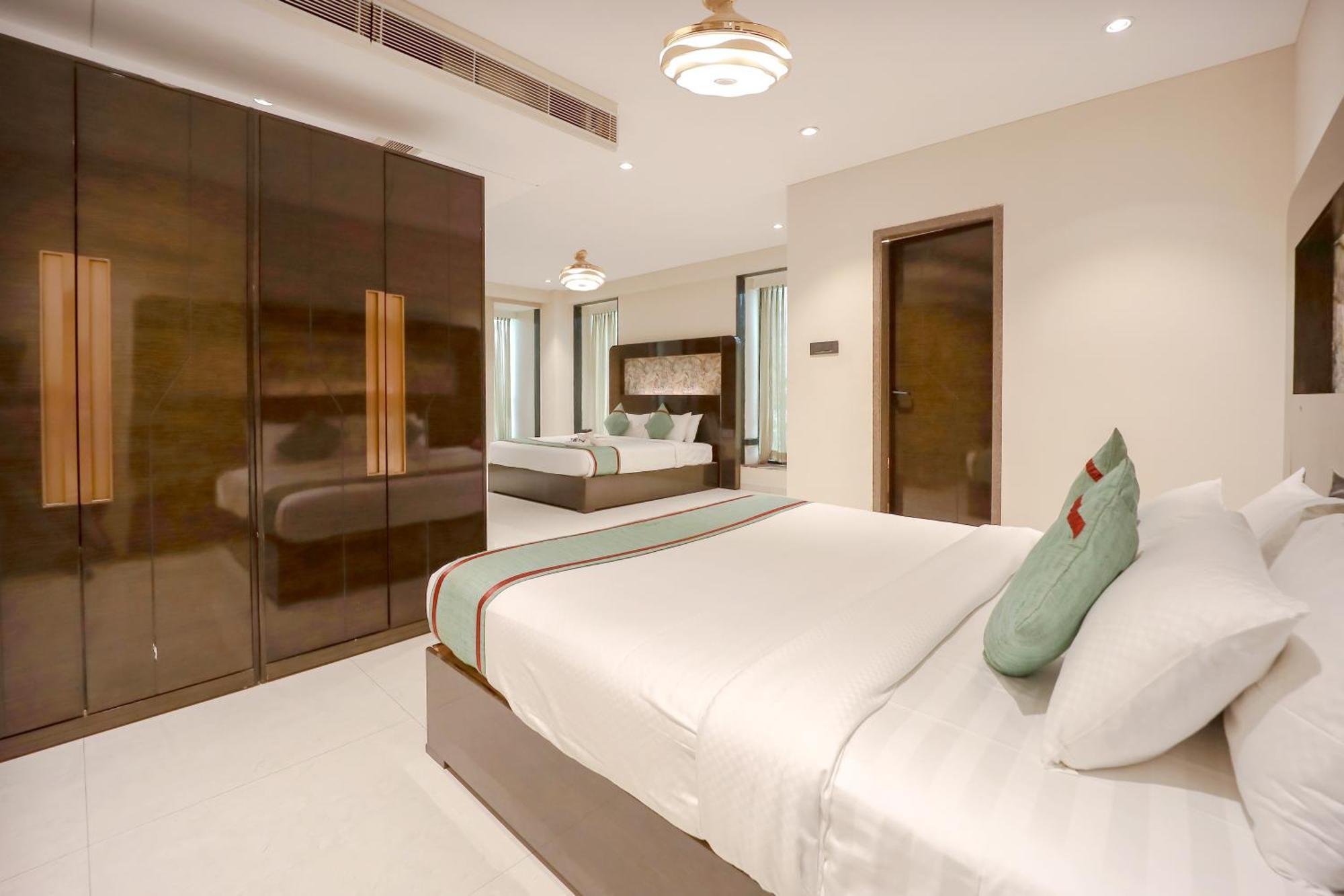 Zip By Spree Hotels Surat Exteriör bild