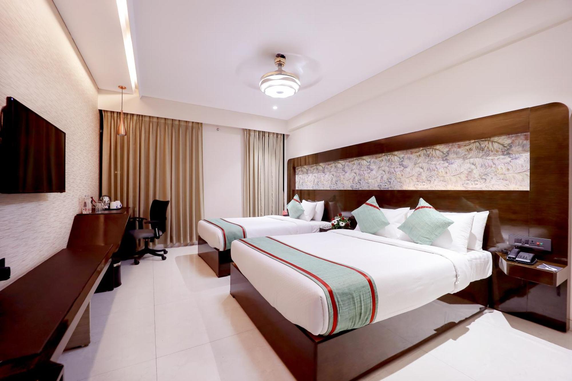Zip By Spree Hotels Surat Exteriör bild
