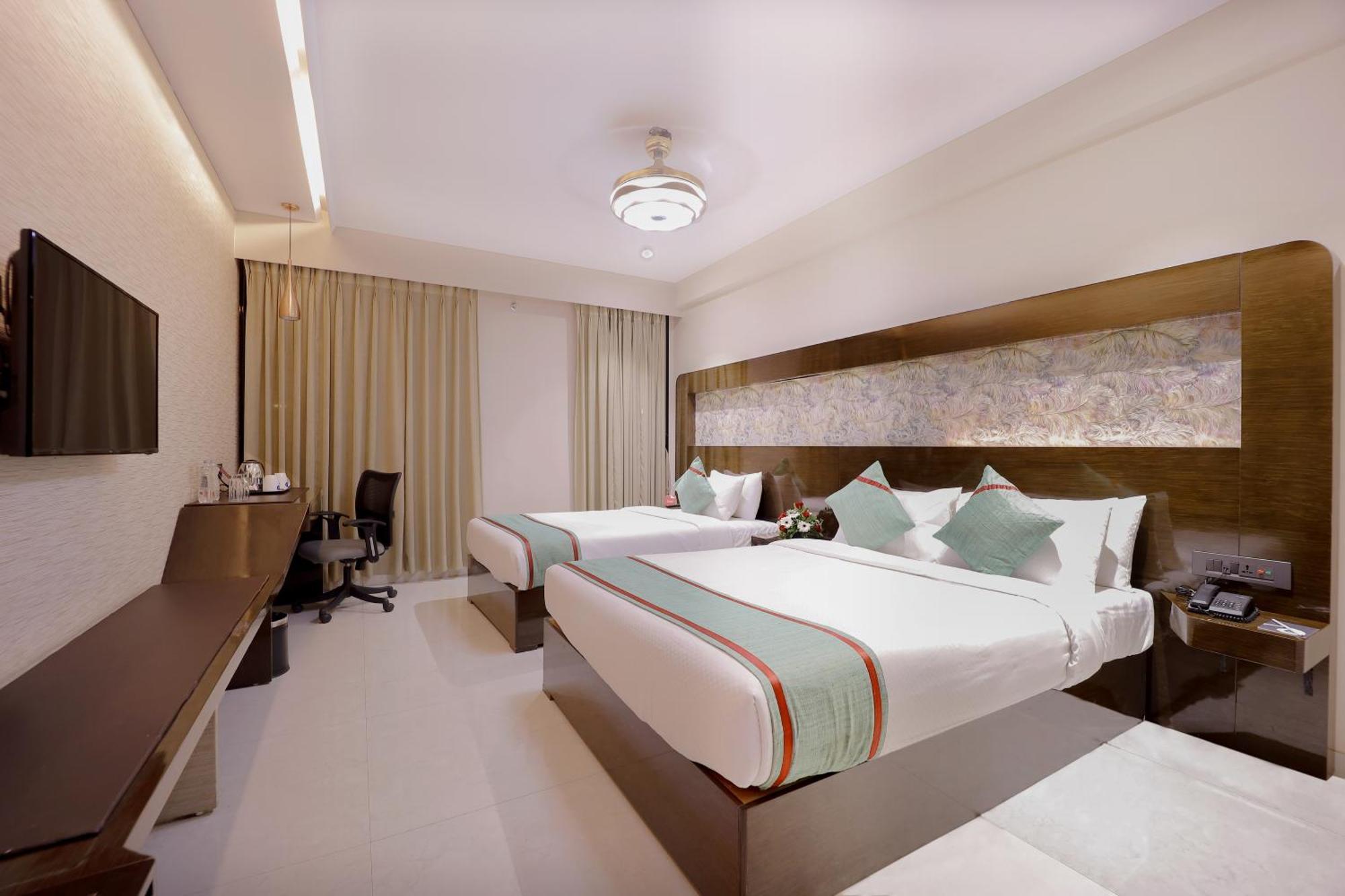 Zip By Spree Hotels Surat Exteriör bild