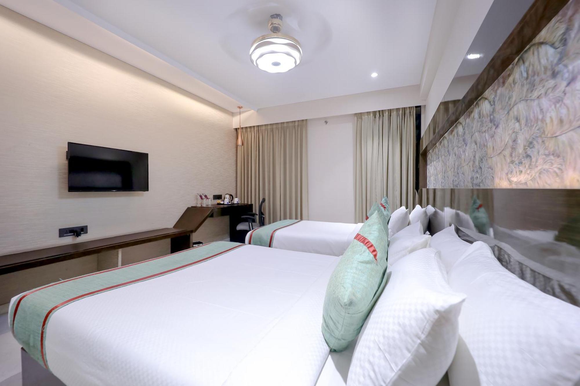 Zip By Spree Hotels Surat Exteriör bild