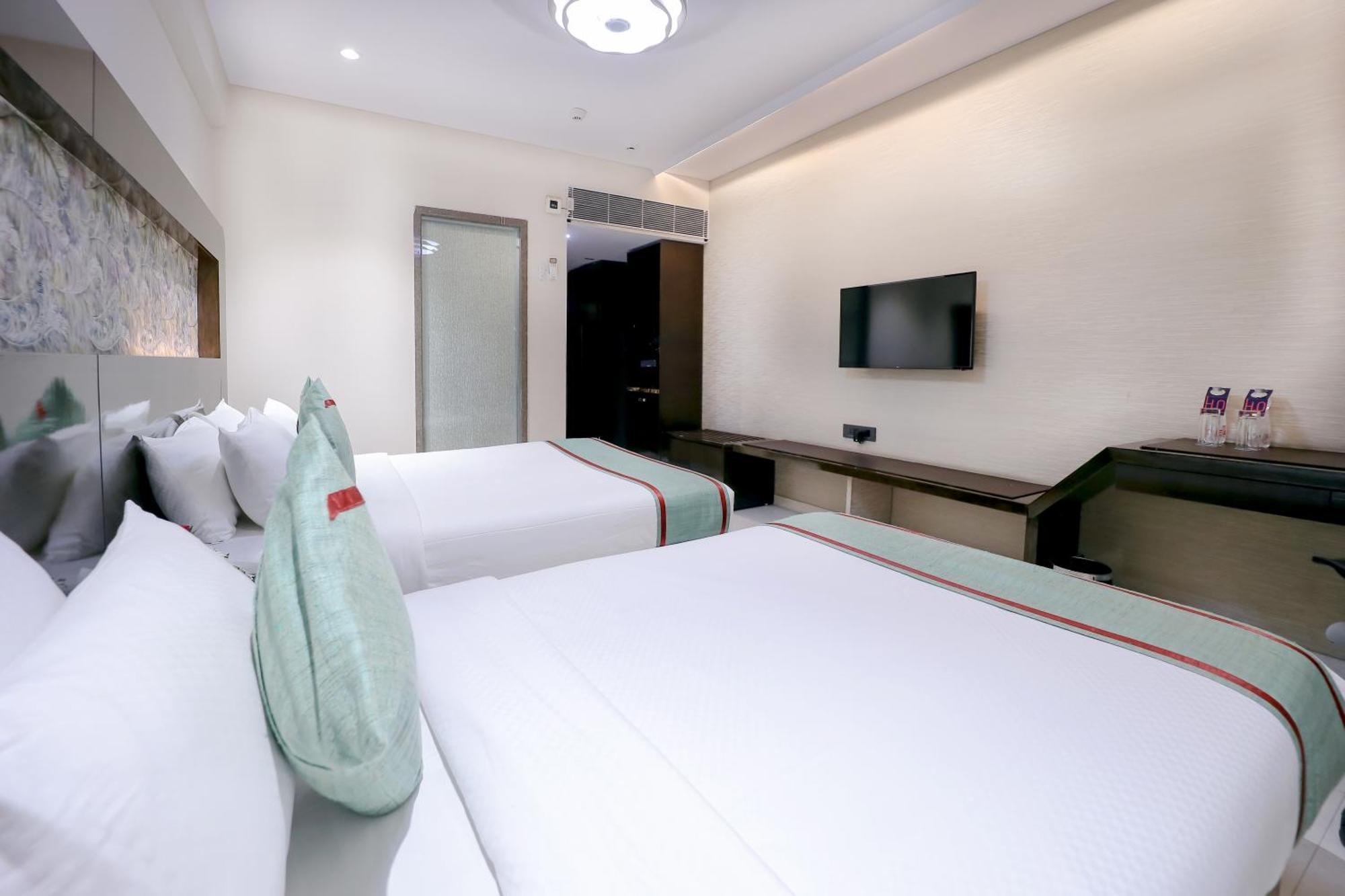 Zip By Spree Hotels Surat Exteriör bild